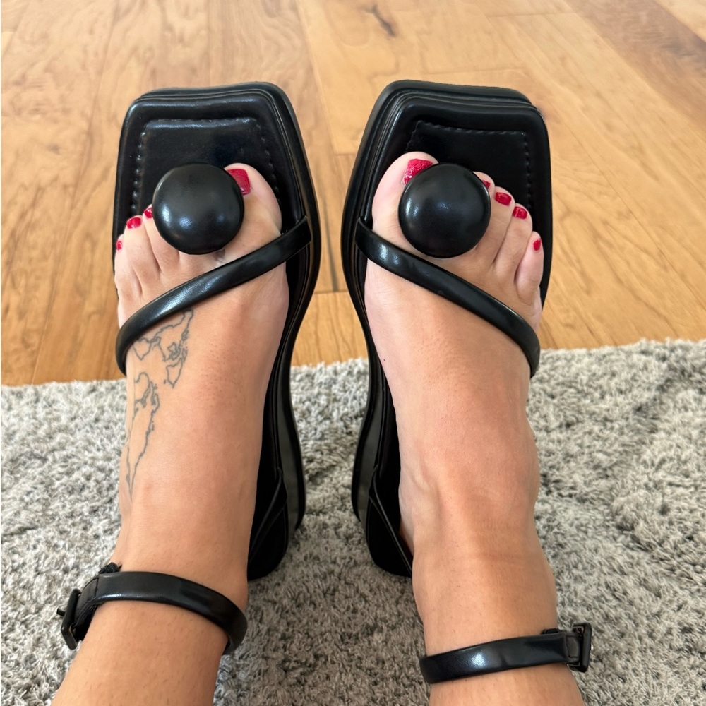 Jeffrey Campbell Black Women's Toe-Ring Square-Toe Sandals - Picture 6 of 6